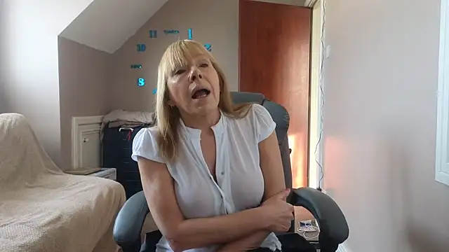 hollyjanesmith online show from December 2024 12:05:01 PM