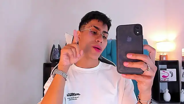 Snapshot of AlanNaughty chatting on February 2025 05:18:01 AM AlanNaughty online show from February 2025 05:18:01 AM