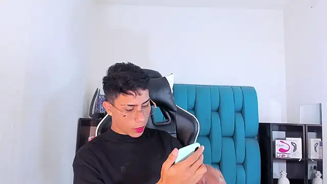 Snapshot of AlanNaughty chatting on February 2025 10:09:01 PM AlanNaughty online show from February 2025 10:09:01 PM