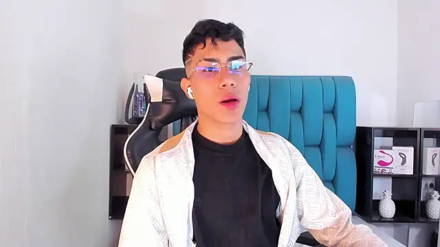 Snapshot of AlanNaughty chatting on February 2025 09:20:02 PM AlanNaughty online show from February 2025 09:20:02 PM