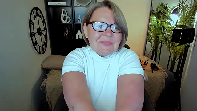 Snapshot of Shannonshine chatting on June 2026 01:10:01 PM Shannonshine online show from June 2026 01:10:01 PM