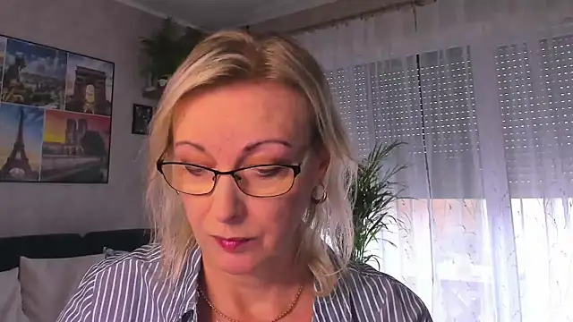 vanessa chat online show from October 2025 01:23:01 PM