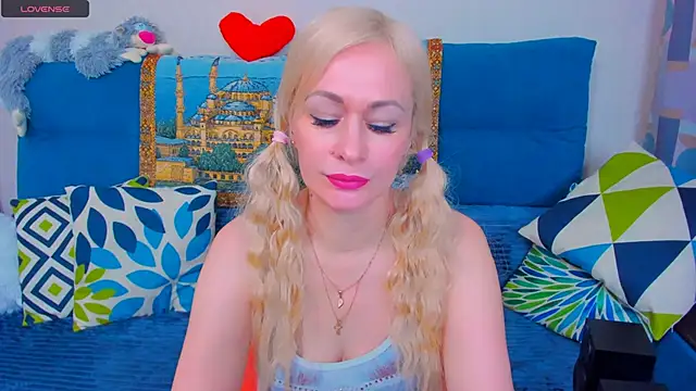Snapshot of EllenMoore chatting on January 2025 05:42:02 AM EllenMoore online show from January 2025 05:42:02 AM