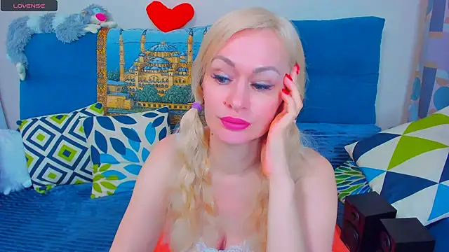 Snapshot of EllenMoore chatting on February 2025 02:44:02 AM EllenMoore online show from February 2025 02:44:02 AM