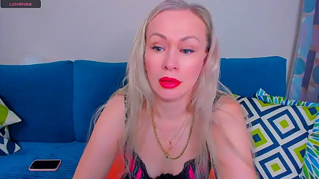 Snapshot of EllenMoore chatting on September 2025 03:06:01 AM EllenMoore online show from September 2025 03:06:01 AM