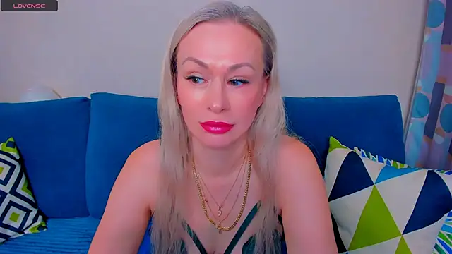 Snapshot of EllenMoore chatting on September 2025 03:08:02 AM EllenMoore online show from September 2025 03:08:02 AM