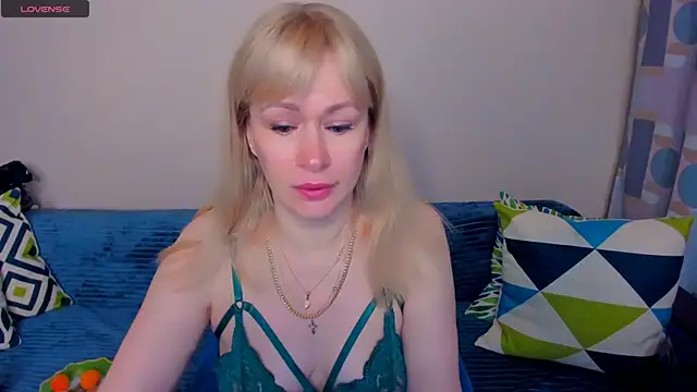 Snapshot of EllenMoore chatting on June 2026 03:50:02 AM EllenMoore online show from June 2026 03:50:02 AM