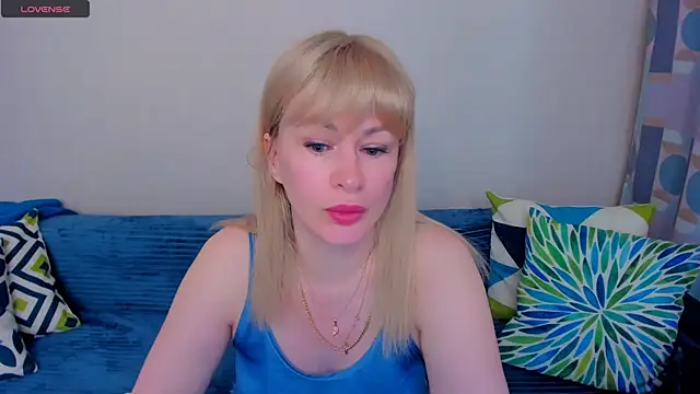 Snapshot of EllenMoore chatting on June 2026 03:04:02 AM EllenMoore online show from June 2026 03:04:02 AM