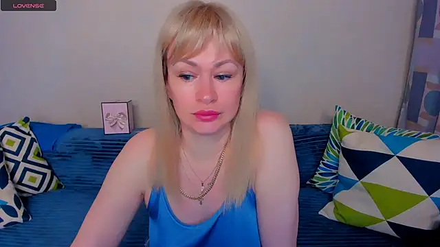 Snapshot of EllenMoore chatting on June 2026 03:05:02 AM EllenMoore online show from June 2026 03:05:02 AM