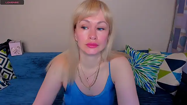 Snapshot of EllenMoore chatting on June 2026 03:08:02 AM EllenMoore online show from June 2026 03:08:02 AM