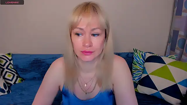 Snapshot of EllenMoore chatting on June 2026 03:09:02 AM EllenMoore online show from June 2026 03:09:02 AM