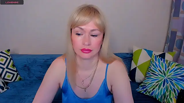 Snapshot of EllenMoore chatting on June 2026 03:19:02 AM EllenMoore online show from June 2026 03:19:02 AM