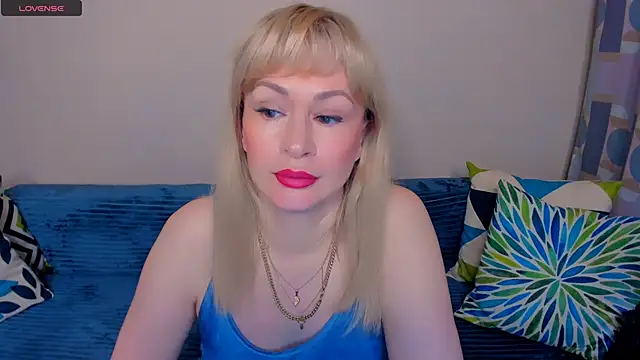 Snapshot of EllenMoore chatting on June 2026 03:11:01 AM EllenMoore online show from June 2026 03:11:01 AM