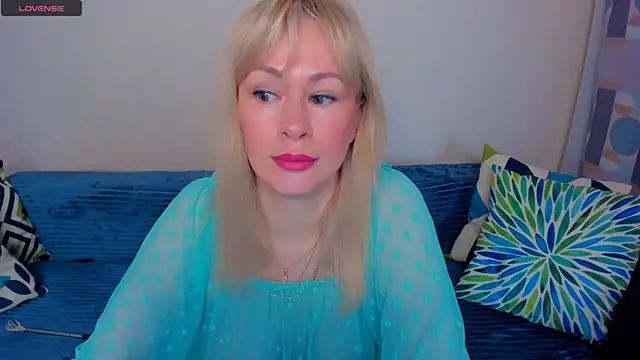 Snapshot of EllenMoore chatting on June 2026 03:12:02 AM EllenMoore online show from June 2026 03:12:02 AM