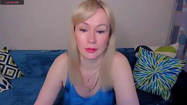 Snapshot of EllenMoore chatting on June 2026 03:02:01 AM EllenMoore online show from June 2026 03:02:01 AM