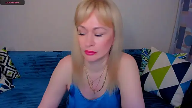 Snapshot of EllenMoore chatting on June 2026 03:07:01 AM EllenMoore online show from June 2026 03:07:01 AM