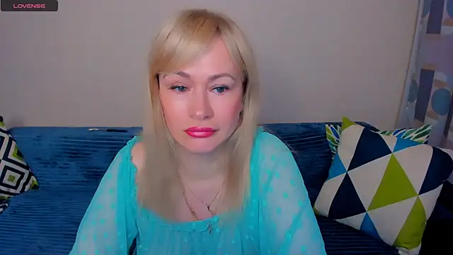 Snapshot of EllenMoore chatting on July 2026 03:23:01 AM EllenMoore online show from July 2026 03:23:01 AM