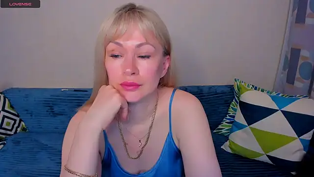 Snapshot of EllenMoore chatting on July 2026 03:02:01 AM EllenMoore online show from July 2026 03:02:01 AM