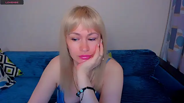 Snapshot of EllenMoore chatting on July 2026 04:30:01 AM EllenMoore online show from July 2026 04:30:01 AM