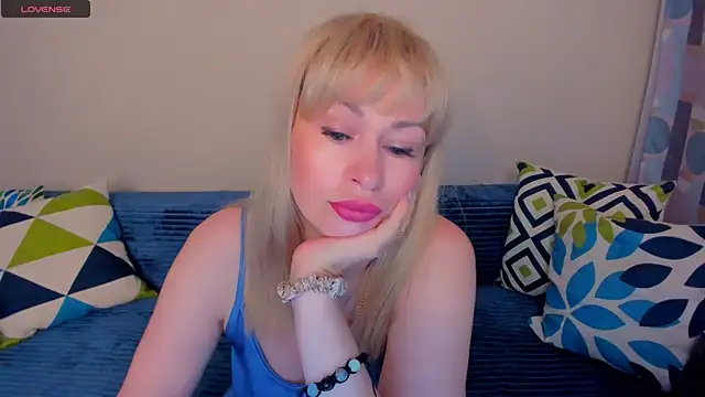 Snapshot of EllenMoore chatting on July 2026 03:04:01 AM EllenMoore online show from July 2026 03:04:01 AM