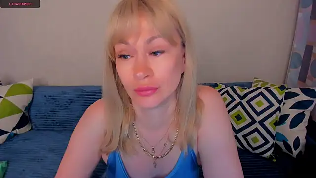 Snapshot of EllenMoore chatting on July 2026 04:19:02 AM EllenMoore online show from July 2026 04:19:02 AM