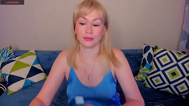 Snapshot of EllenMoore chatting on July 2026 03:04:01 AM EllenMoore online show from July 2026 03:04:01 AM