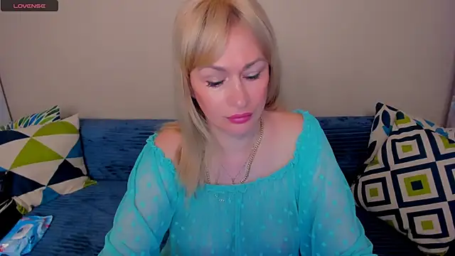 Snapshot of EllenMoore chatting on August 2026 03:06:01 AM EllenMoore online show from August 2026 03:06:01 AM