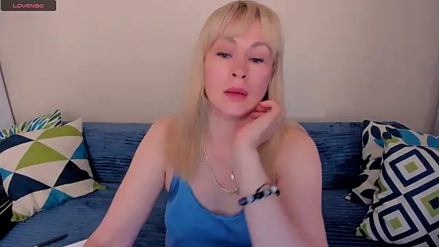 Snapshot of EllenMoore chatting on August 2026 03:10:01 AM EllenMoore online show from August 2026 03:10:01 AM