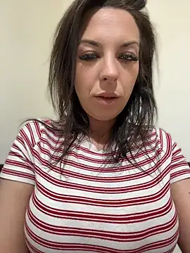 Snapshot of Almmaxxxx chatting on May 2026 01:35:02 AM Almmaxxxx online show from May 2026 01:35:02 AM