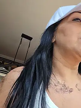 Snapshot of LittleMissEeve chatting on June 2026 04:33:01 PM LittleMissEeve online show from June 2026 04:33:01 PM
