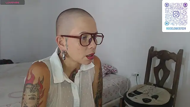 Snapshot of moon_cat85 chatting on January 2025 06:03:01 PM moon cat85 online show from January 2025 06:03:01 PM