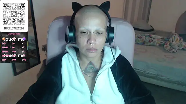 Snapshot of moon_cat85 chatting on March 2025 06:32:02 AM moon cat85 online show from March 2025 06:32:02 AM