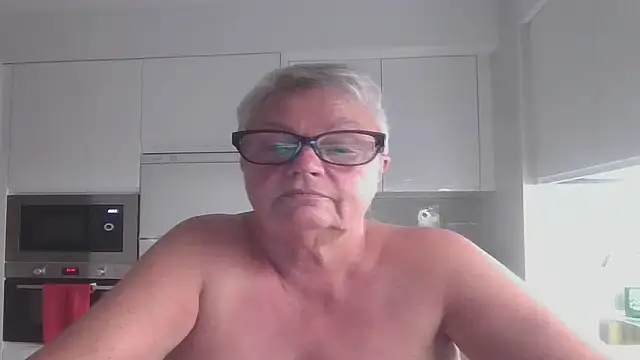 GrannyChrissy68 online show from October 2025 07:45:01 PM