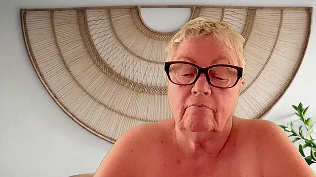 GrannyChrissy68 online show from April 2026 01:05:01 PM