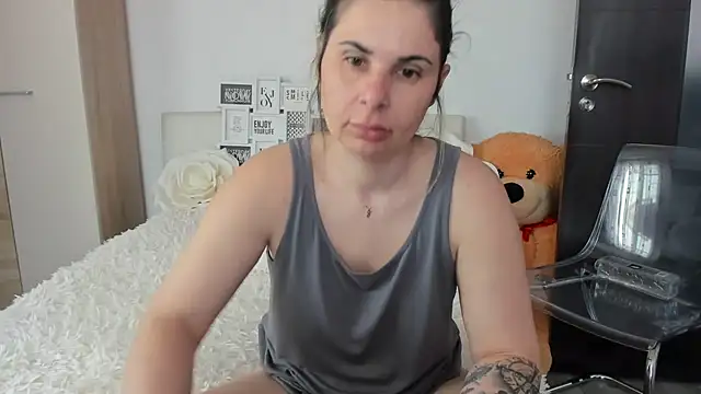 Snapshot of sweetemy4u chatting on April 2026 07:33:01 AM sweetemy4u online show from April 2026 07:33:01 AM