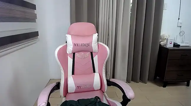 Snapshot of Bombshell_Ashy chatting on February 2025 11:59:02 PM Bombshell Ashy online show from February 2025 11:59:02 PM