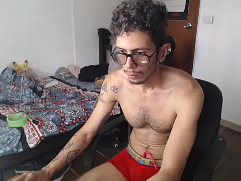Snapshot of alisterxxx chatting on July 2026 02:43:01 PM alisterxxx online show from July 2026 02:43:01 PM