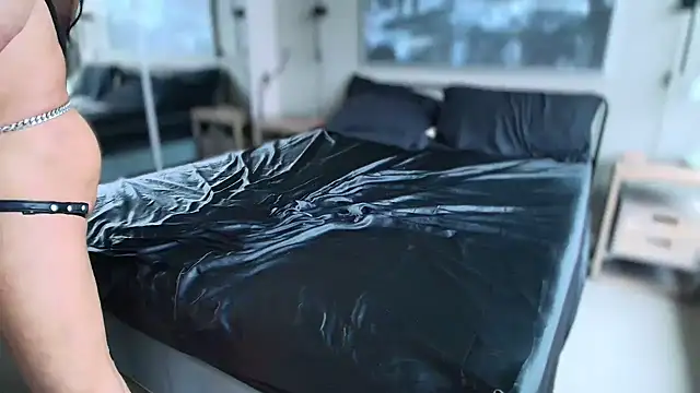 MikyFoxx online show from December 2025 10:37:02 PM