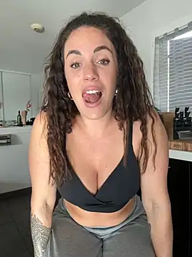 Clara-xoxo online show from November 2025 01:03:01 PM