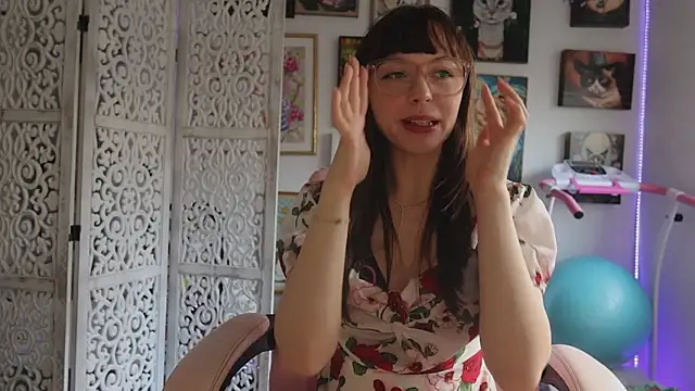 Snapshot of makiyahbelle chatting on June 2026 04:02:01 AM makiyahbelle online show from June 2026 04:02:01 AM