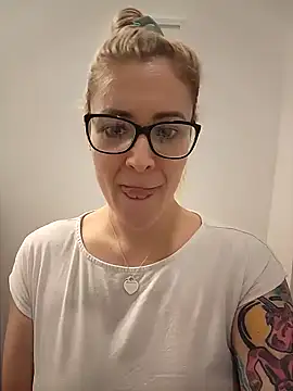 HollyTattoo online show from January 2025 05:01:01 PM