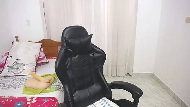 yeslluisa online show from February 2025 05:39:02 PM