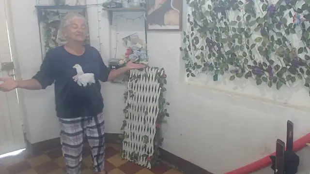 FunnyGrandma online show from December 2025 05:00:01 PM