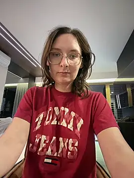 Snapshot of The_Snowwhitee chatting on May 2026 04:13:02 PM The Snowwhitee online show from May 2026 04:13:02 PM