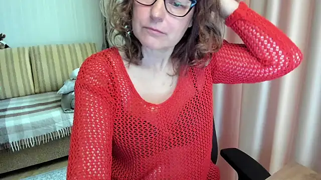 Snapshot of lauraoven chatting on May 2026 07:48:02 AM lauraoven online show from May 2026 07:48:02 AM