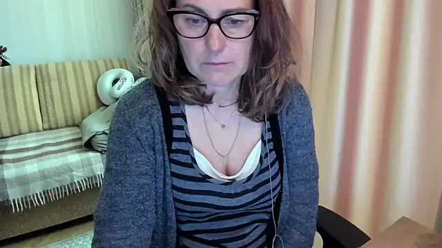 Snapshot of lauraoven chatting on June 2026 07:22:01 AM lauraoven online show from June 2026 07:22:01 AM