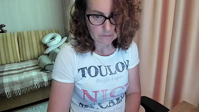 Snapshot of lauraoven chatting on June 2026 07:18:01 AM lauraoven online show from June 2026 07:18:01 AM