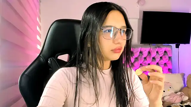 Snapshot of Luniverse chatting on November 2025 06:40:02 PM Luniverse online show from November 2025 06:40:02 PM