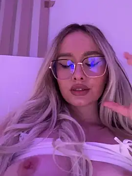 Snapshot of mollyxxx chatting on January 2025 08:04:01 AM mollyxxx online show from January 2025 08:04:01 AM