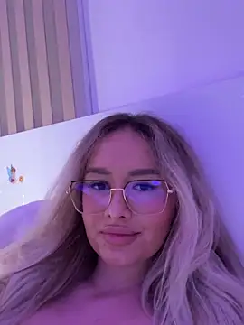 Snapshot of mollyxxx chatting on March 2025 04:57:02 AM mollyxxx online show from March 2025 04:57:02 AM